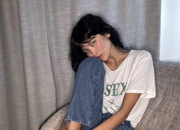 Ничего лишнего: полуобнаженная жена Цекало снялась в розовом парике