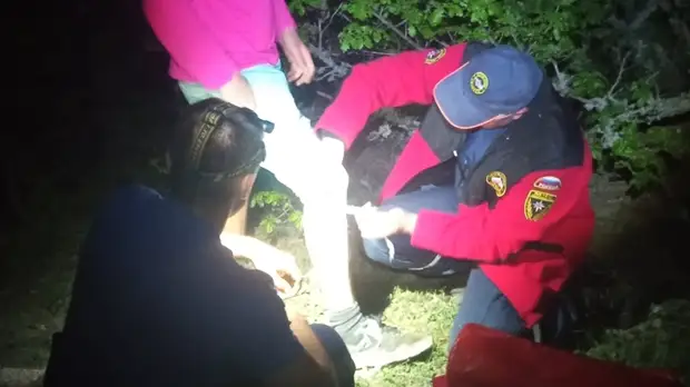 В горах под Алуштой спасатели оказали помощь заблудившемуся туристу