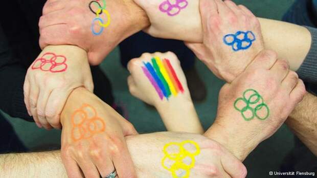 Руки с символикой ЛГБТ