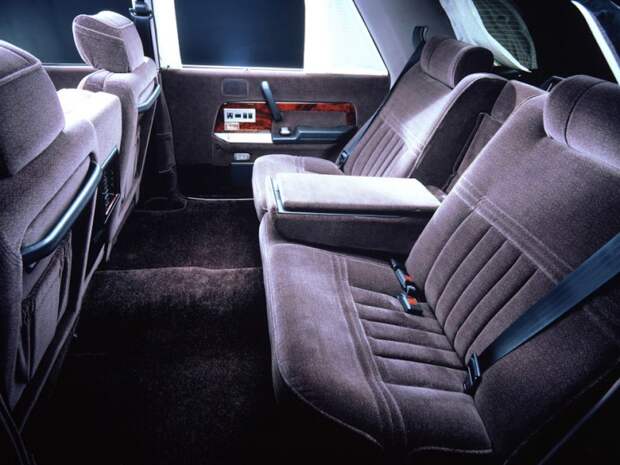 Так выглядел салон Toyota Century в кузове VG40, которая производилась с 1987 по 1997 год велюр, кожанный салон, салон