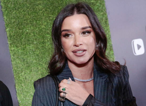 42-летняя Ксения Бородина снялась на корте в дерзком мини и майке с вырезом