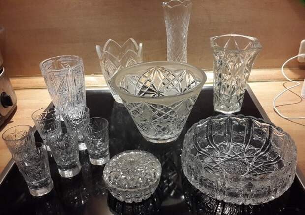 Хрустальная посуда сейчас выглядит устарело. / Фото: evrookna-mos.ru