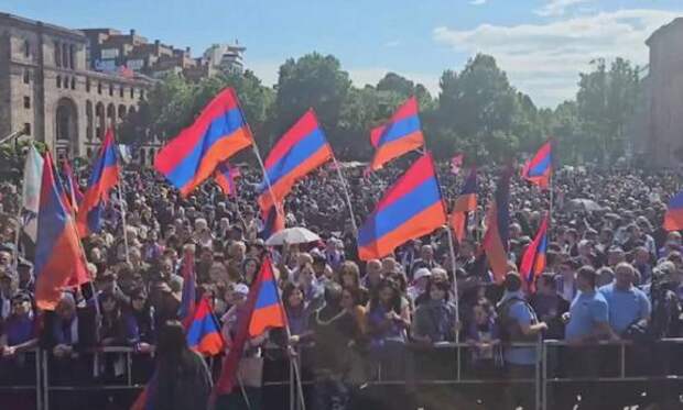 Оппозиция в Ереване выдвинула на пост премьера Армении архиепископа Баграта
