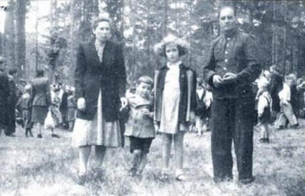 Савелий Крамаров с родителями и сестрой | Фото: topnews.ru