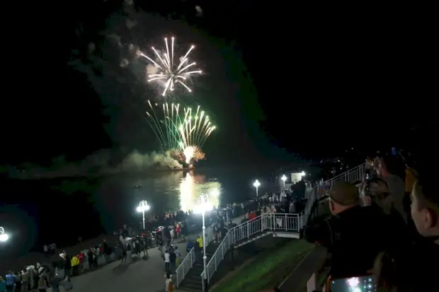 В Барнауле состоялся праздничный салют над Обью. Фото и видео