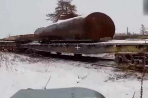 Дрон поразил боевика ВСУ под поездом, удар сняли на видео