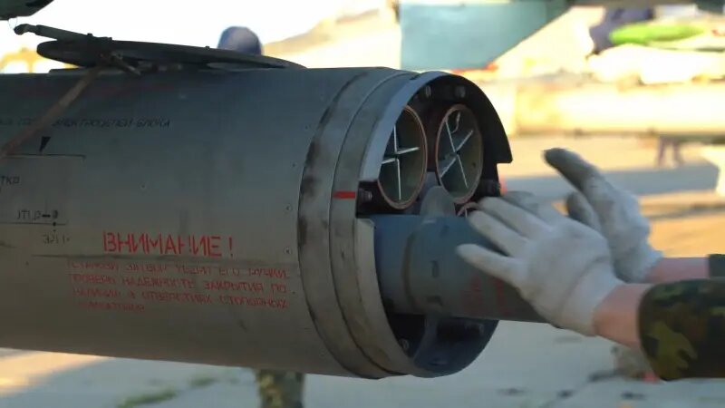 Российская фронтовая и армейская авиация использует в текущей Спецоперации разнообразные средства поражения, в т.ч. неуправляемые ракеты.-3
