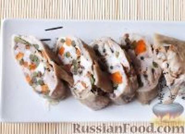 Фото к рецепту: Куриный рулет с грибами и чесночными стрелками