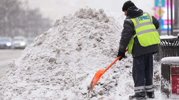 Машины в сугробах и километровые пробки: когда закончится снегопад в Москве