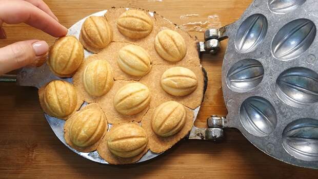 Орешки со сгущенкой готовили в специальной орешнице. / Фото: ecookie.ru
