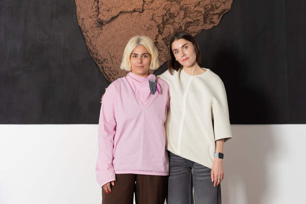 Мария Калинина и Кристина Горланова на фоне работы Себастьяна Рифа «Бурая железная руда»