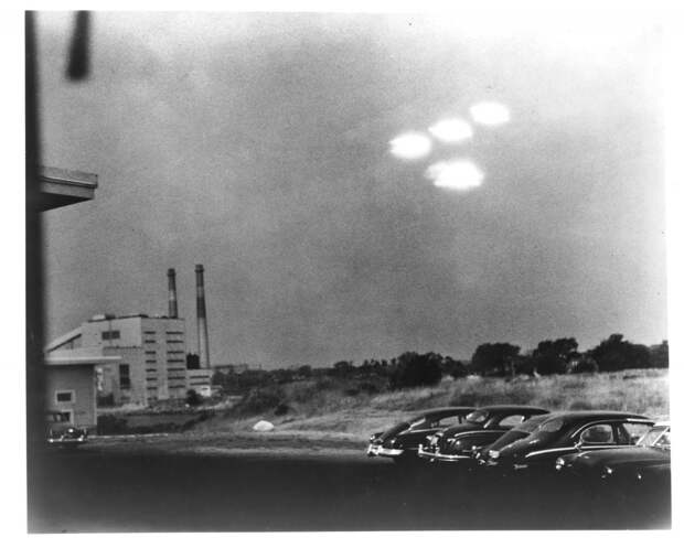 12. Четыре неопознанных летающих объекта в небе в 9:35 утра 15 июля 1952 года, Салем, штат Массачусетс винтажное фото, мистика, ретро фото, ретро фотографии, смерть, старинные фотографии, трагедия
