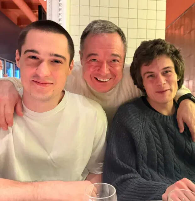 Альберт Баков с сыновьями