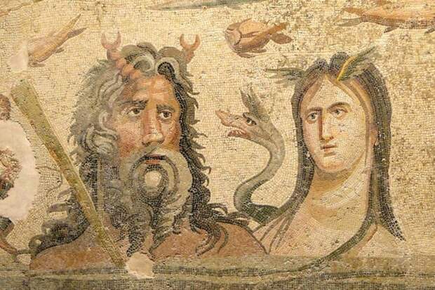 Большая часть мозаик изображает персонажей греческой мифологии. Например, выше - Талия, муза комедии. археология, история, мозаика