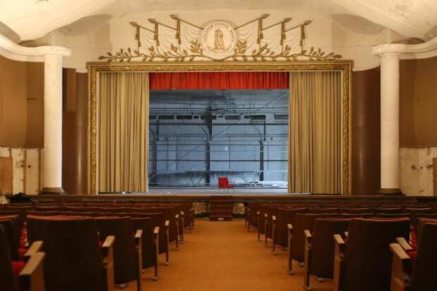 Остатки былой помпезности концертного зала в Вюнсдорфе (Германия). | Фото: currenttime.tv.