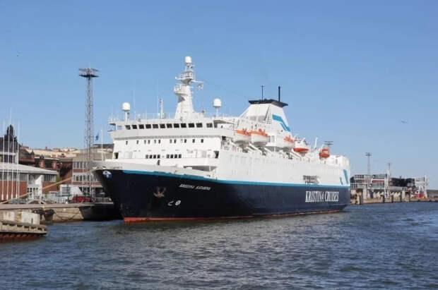 Советский корабль станет плавучей казармой для военных Дании в Гренландии