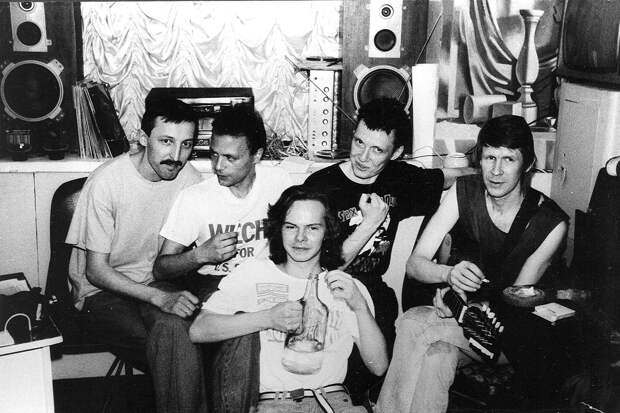 Макс Ильин с группой и Сергей «Силя» Селюнин после концерта в кабинете директора «Пряника», май 1992 года