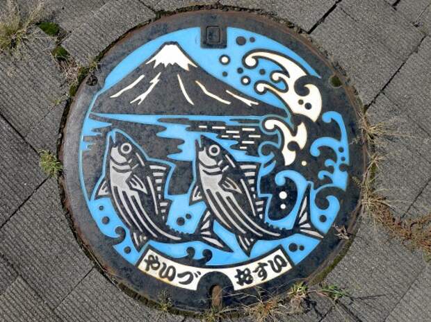 Необычные крышки люков на дорогах в Японии