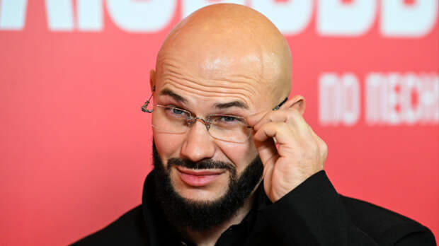 Сразу видно — собирал папа: Джиган привел на шоу в Кремль непричесанных детей