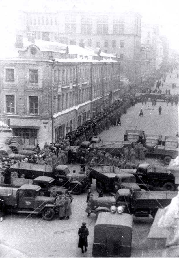 Pohorony-Stalina-kolonna-avto-ohrany.png.jpg