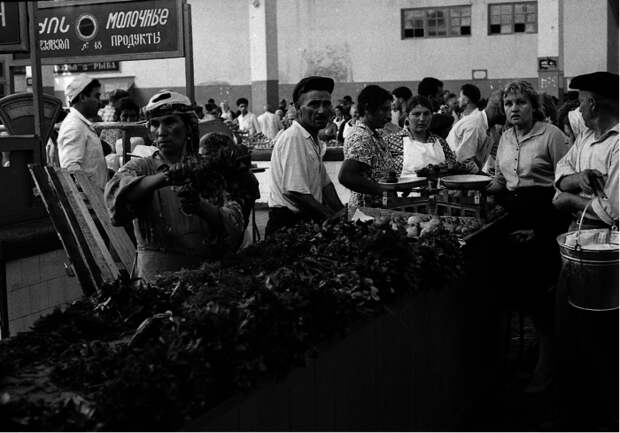 Торговля овощами на рынке. СССР, Тбилиси, 1963 год.