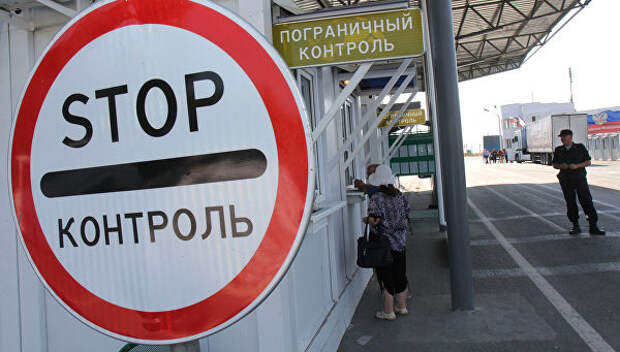 Пограничный контроль на пункте пропуска Армянск российско-украинской границы. архивное фото