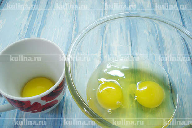 2 яйца разбить в мисочку для взбивания и добавить к ним еще 1 белок, а желток оставить для смазки пирожков.