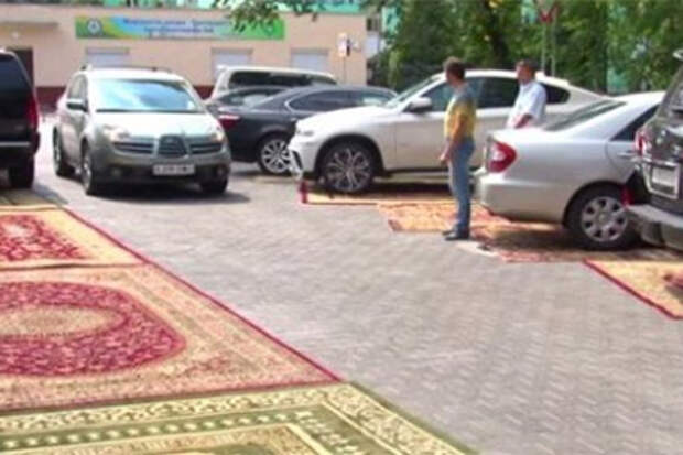 Глава Астаны раскритиковал ресторанную парковку с коврами