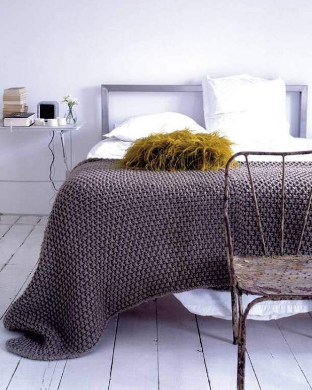 Сиреневое вязаное покрывало на кровать своими руками Вязаный плед на кровать своими руками в модном цвете