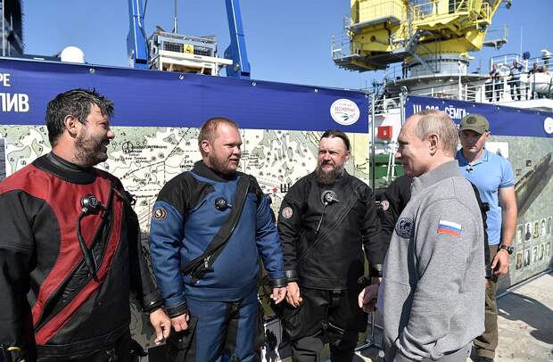 Аквалангисты, сопровождавшие подводный аппарат с Путиным Фото: REUTERS