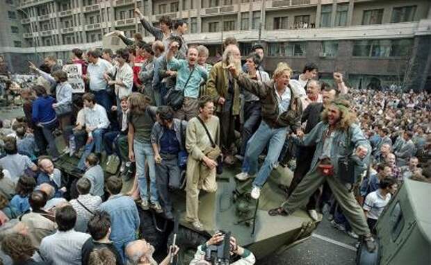 На фото: в Москве во время попытки государственного переворота в августе 1991 года