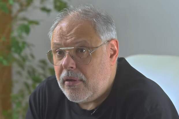 Михаил Хазин: Наши денежные власти вместо того, чтобы хранить золото, растущее в цене, покупают бессмысленные бумажки