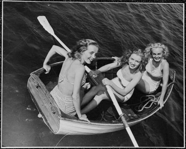 Юная Норма Джин Мортенсон (в центре) с подругами в лодке. Мерилин Монро, норма джин, ретро, фото
