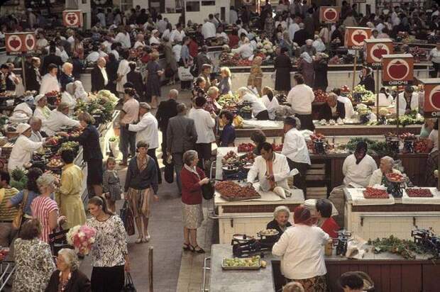 Крупный крытый рынок, расположенный в центре Киева на Бессарабской площади. СССР, Киев, 1988 год.