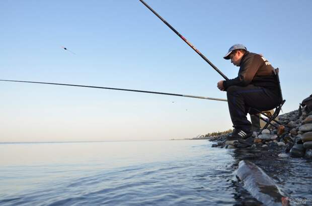 Опытный хостинский рыболов Акоп Акопян занят сменой наживки.