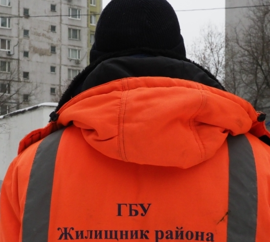 Входную группу дома в Ферганском привели в надлежащий вид — управа