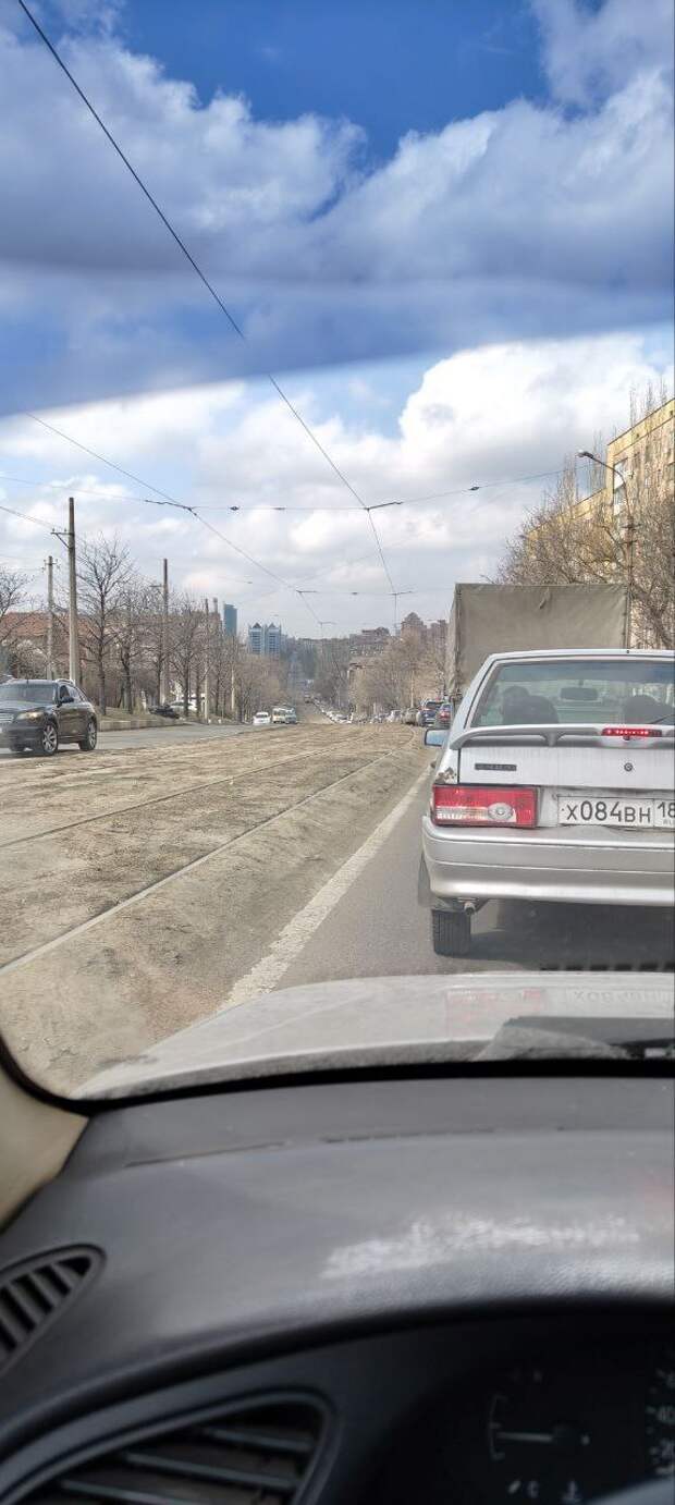 Дзержинскогоделают дорогу, движение затруднено