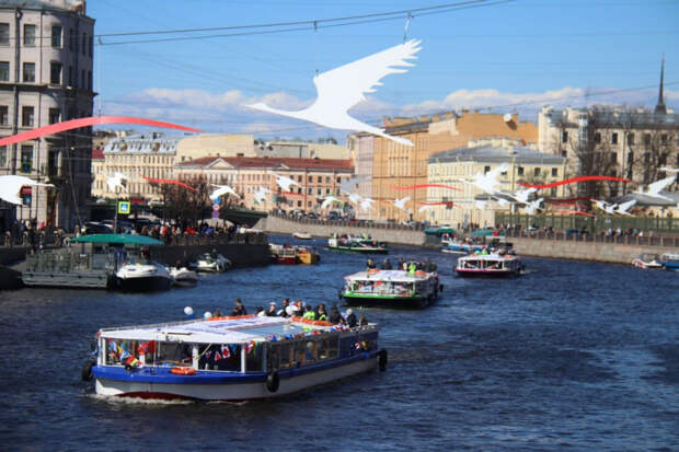 День Победы в Петербурге: парад на Дворцовой площади и "Бессмертная флотилия" на Неве
