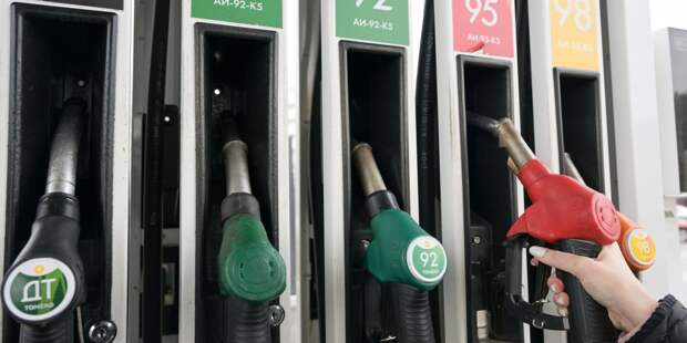 Парадокс у заправки: почему российский бензин вдруг сравнялся в цене с американским