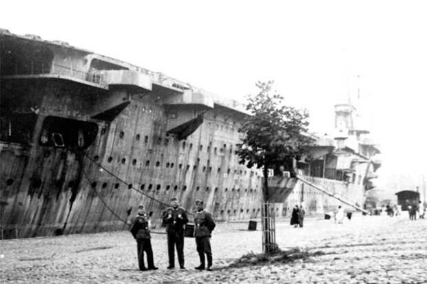 Немецкие солдаты позируют перед колоссом. Киль, сентябрь 1941 года.