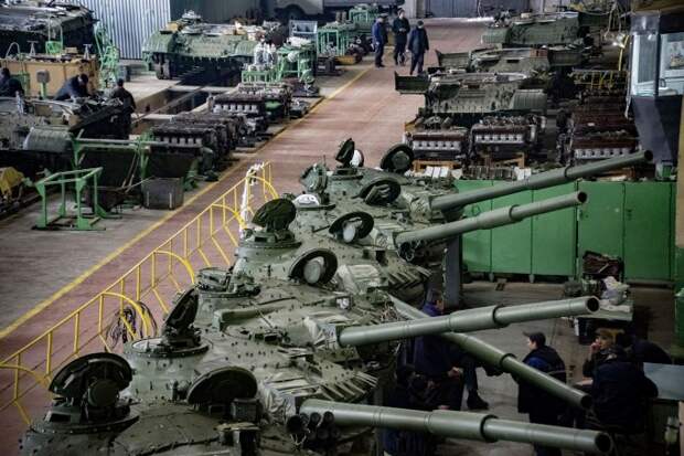 Украинцы высмеяли новый танк «Армата», который Россия представила в прошлом году. «Консервная банка» — так назвал его блогер Микола Гриценко на своей страничке в фейсбуке. В это же время Украина планирует продавать свой танк «БМ Оплот» зарубежным клиентам за $ 4,9 млн. Цена «Арматы» составляет около $ 7,8 млн. Первые экспортные поставки российского танка запланированы на 2020 год.