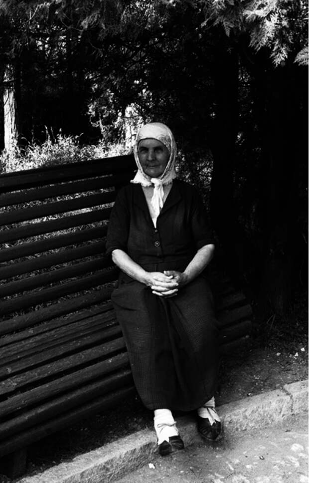 Бабушка, сидящая в парке. СССР, Тбилиси, 1963 год.