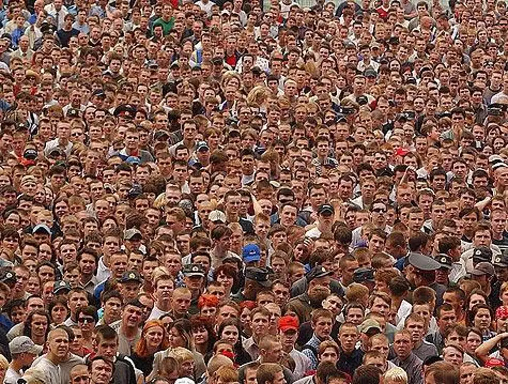 Столько народу было. Много людей. Множество людей. Человек толпы. Скопление людей.