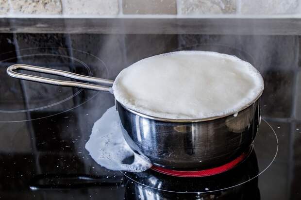 boiling-over-of-milk-2474181_1280-1024x682 Чистим стекляную или индукционную плиту: полезные советы
