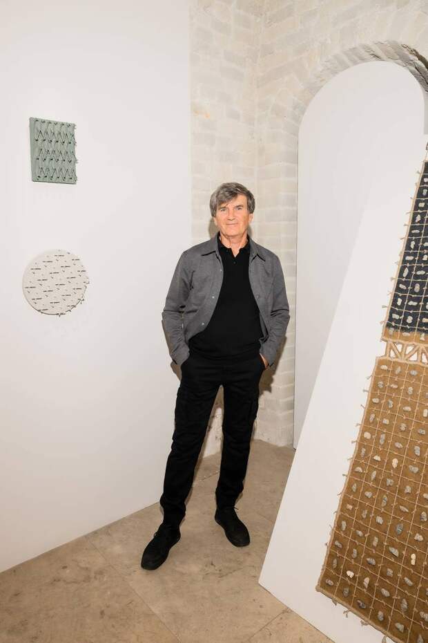 От вышивок до кизяка: традиция и современность в работах художника Апанди Магомедова