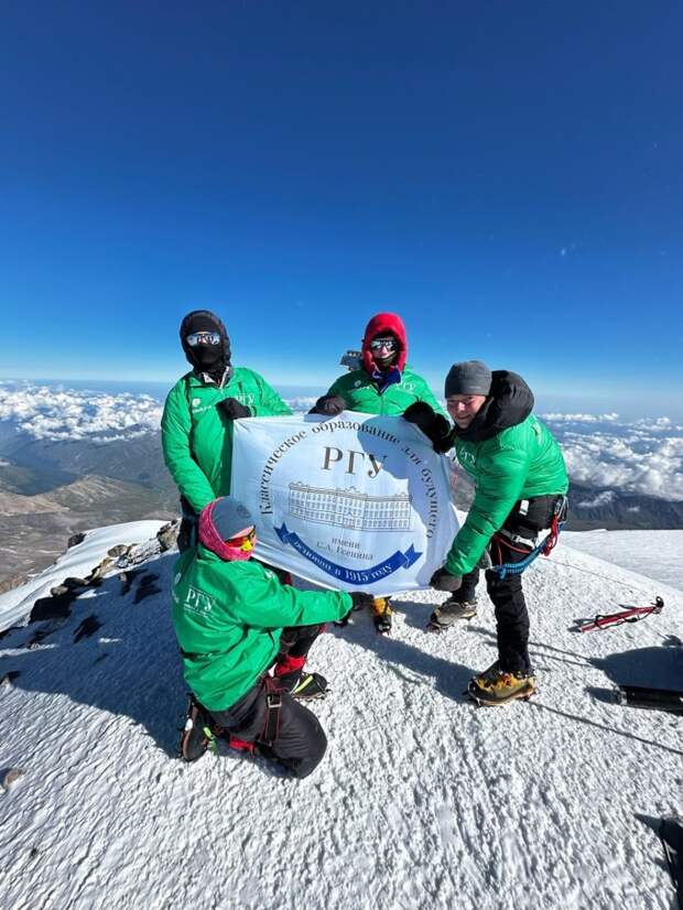 Когда душа просит высоты: будущий адвокат Андрей Спирин из Рязани и другие студенты РГУ имени С.А.Есенина успешно завершили восхождение на самую высокую гору России