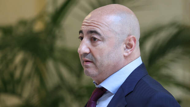 Сенатор от Нижегородской области и бывший гитарист "Любэ" Вайнберг ушел из Совета Федерации, чтобы помогать участникам СВО