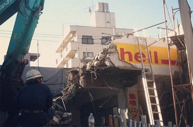 Shell - нефтедобывающая компания, после обрушения здания превратилось в hell - ад реклама, фейлы