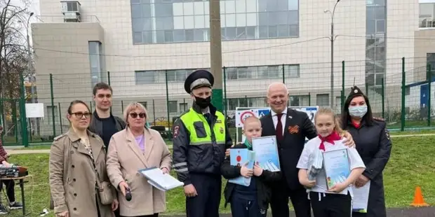 На юге Москвы сотрудники Госавтоинспекции совместно с представителями общественности провели викторину по правилам дорожного движения для школьников