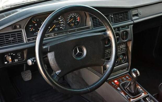 Mercedes-Benz 190E 2.5-16 Evolution II — очень редкий и желанный зверь